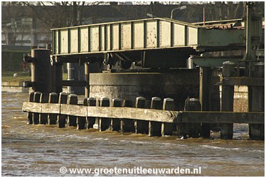 Halverwege Hermesbrug en Slauerhoffbrug ligt de oude spoorbrug