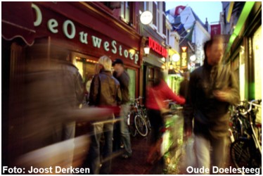 Pubs and shops at a narrow alley -  De Oude Doelesteeg