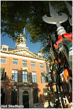 Raadhuisplein is the Leeuwarden Stadhuis, where marriages and city council meetings follow each other