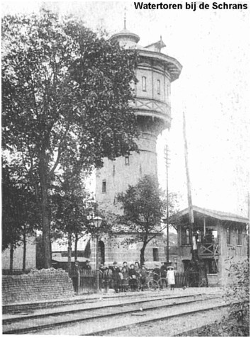 De watertoren bij de spoorweg overgang
