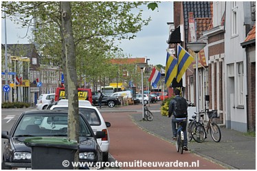 De Leeuwarder vlaggen hangen uit bij de tweedehands witgoedzaak